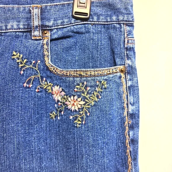 LRL Lauren Jeans Co. Denim Bootcut Floral Embroidered Blue Wash Mid-Rise Jeans - Picture 4 of 7
